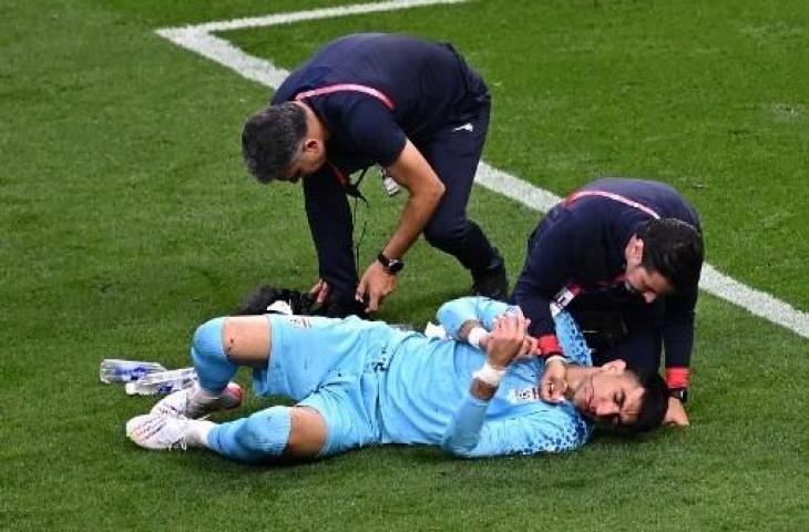 Alireza Beiranvand alami cedera saat Iran dikalahkan Inggris di Piala Dunia 2022. (AFP)