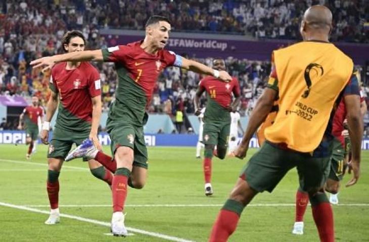 Penyerang Timnas Portugal, Cristiano Ronaldo (Kiri) melakukan selebrasi setelah mencetak gol pertama timnya dari tembakan penalti lawan Ghana pada matchday pertama Grup H Piala Dunia 2022 di Stadion 974 di Doha pada 24 November 2022. (PATRICIA DE MELO MOREIRA / AFP)