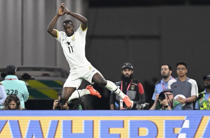 Pemain Ghana Osman Bukari tirukan selebrasi Cristiano Ronaldo di Piala Dunia 2022. (PATRICIA DE MELO MOREIRA / AFP)