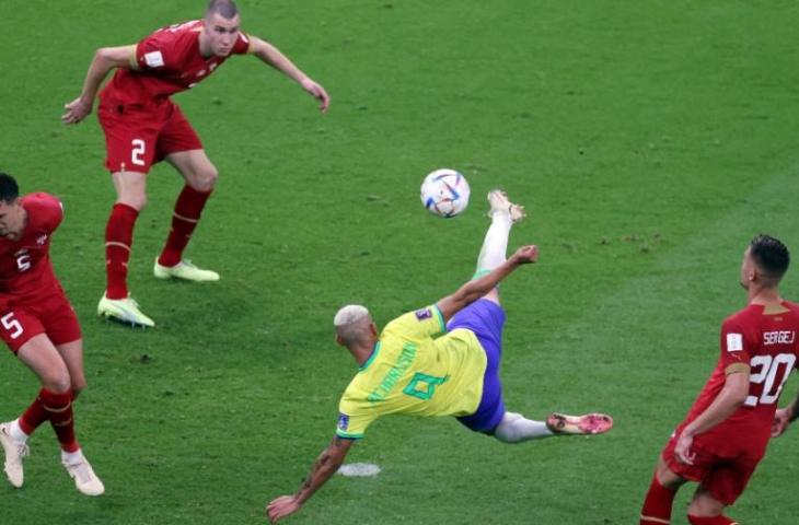 Penyerang Timnas Brasil Richarlison lakukan gol akrobatik saat benamkan Serbia di Piala Dunia 2022. (AFP/Giuseppe CACACE)