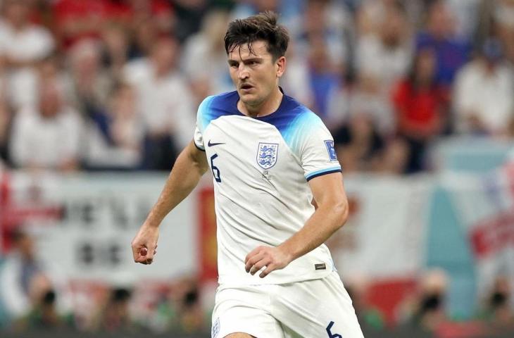 Pemain Timnas Inggris, Harry Maguire saat menggiring bola menghadapi Amerika Serikat di matchday kedua Piala Dunia 2022, Qatar, Sabtu (26/11/2022). (Twitter/@HarryMaguire93)