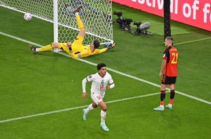 Penyerang Maroko, Zakaria Aboukhlal, merayakan gol kedua timnya selama pertandinganGrup F Piala Dunia 2022 melawan Belgia di Stadion Al-Thumama di Doha pada 27 November 2022. (AFP/Glyn Kirk)