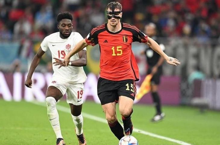 Thomas Meunier menggunakan topeng sebagai pelindung wajah, saat membela Belgia di Piala Dunia 2022. (Instagram/@thomas12meunier)