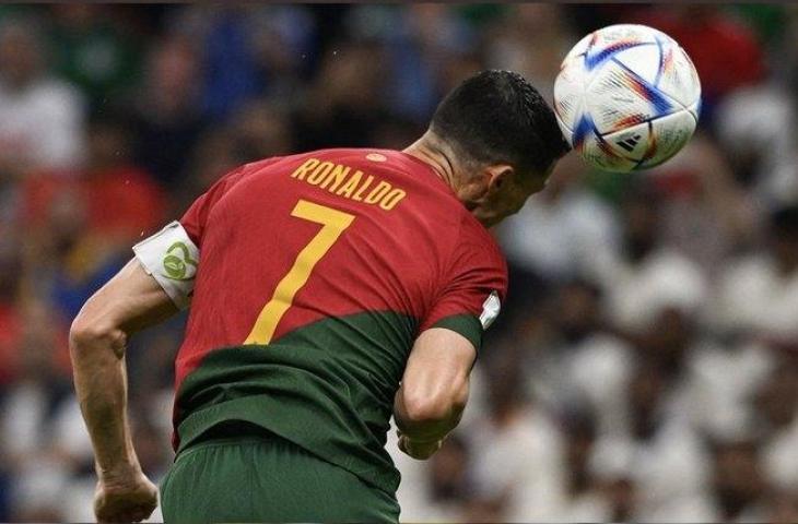 Aksi Cristiano Ronaldo menyambut assist Bruno Fernandes dan menjadi gol pertama Portugal lawan Uruguay. (Twitter)