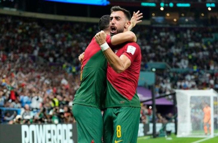 Selebrasi Bruno Fernandes dan Cristiano Ronaldo usai cetak gol saat Portugal kalahkan Uruguay 2-0 di Piala Dunia 2022. (Twitter)