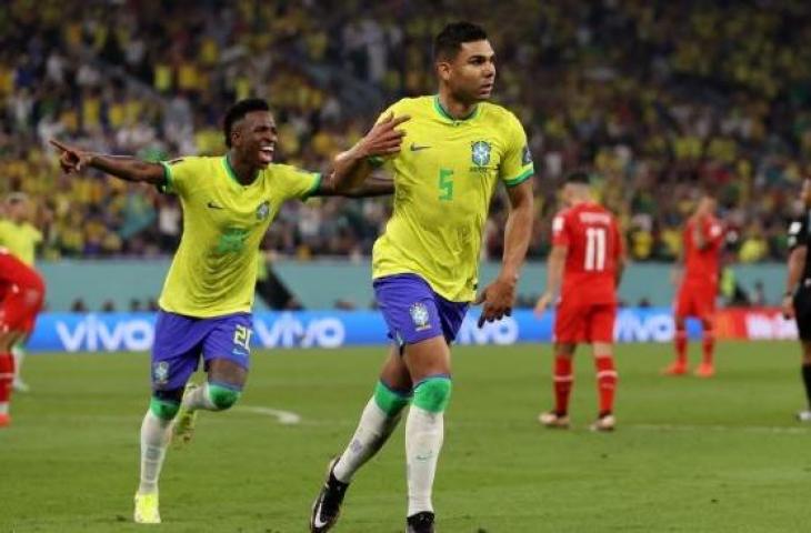 Gelandang Brasil, Casemiro merayakan gol ke gawang Swiss pada laga kedua Piala Dunia 2022, Selasa diniari. (FIFA World Cup)