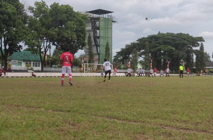 Suasana pertandingan final turnamen sepak bola Piala Danrem 072/Pamungkas (mxkd.sbs/Gagah Radhitya)