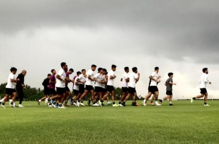 Pemain Timnas Indonesia  berlari mengelilingi lapangan di Training Ground Bali United, Pantai Purnama, Gianyar, Bali, Senin (28/11/2022) (ANTARA/Genta Tenri Mawangi)