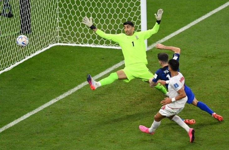 Aksi Christian Pulisic cetak gol saat Amerika Serikat kalahkan Iran 1-0 di Piala Dunia 2022. (Twitter)