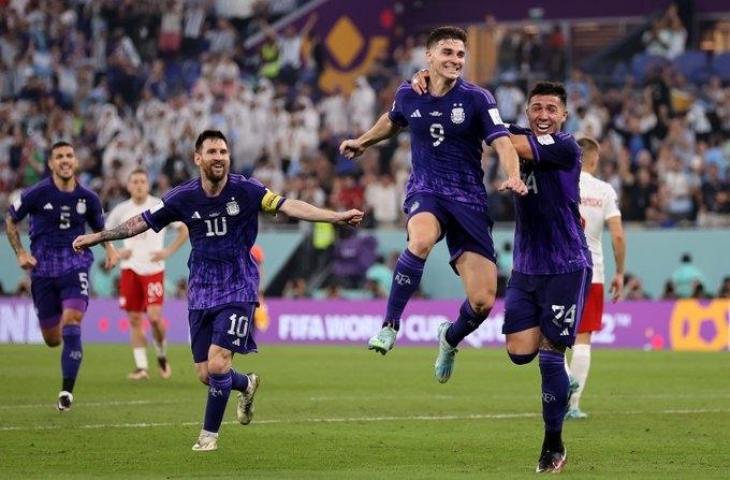 Selebrasi Julian Alvarez usai cetak gol saat Argentina kalahkan Polandia 2-0 di Piala Dunia 2022. (Twitter)