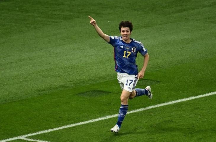 Pemain Jepang Ao Tanaka merayakan gol ke gawang Spanyol di Piala Dunia 2022, Jumat (2/12/2022) dini hari WIB. (AFP/Jewel Samad)