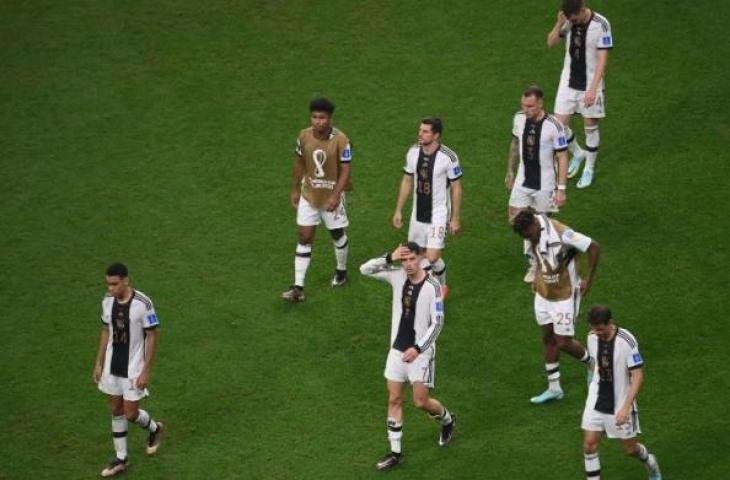 Para pemain Jerman tertunduk kecewa di Stadion Al-Bayt Stadium di Al Khor, Doha, pada 1 Desember 2022, karena kembali gagal masuk 16 besar Piala Dunia setelah kemenangan mereka atas Kosta Rika. (Photo by FRANCK FIFE / AFP)