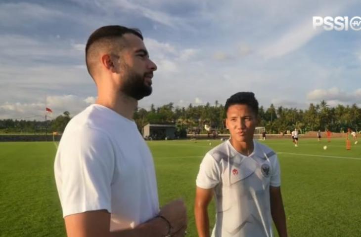 Keakraban Jordi Amat dengan Syahrian Abimanyu dalam TC timnas Indonesia. (YouTube/PSSI TV)