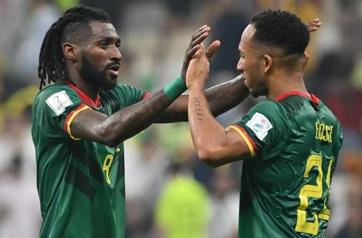 Pemain Timnas Kameruan Andre Frank-Zambo dan Enzo Ebosse saat lawan Brasil di Piala Dunia 2022. (NELSON ALMEIDA / AFP)