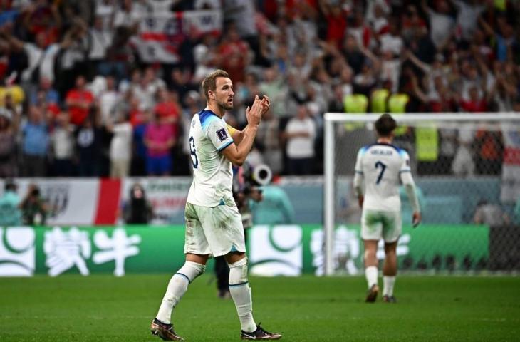 Penyerang Inggris, Harry Kane, memuji pendukung setelah timnya memenangkan pertandingan babak 16 besar Piala Dunia 2022 melawan Senegal di Stadion Al-Bayt di Al Khor, Utara Doha pada 4 Desember 2022. (Anne-Christine Poujoulat/AFP)