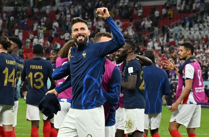 Penyerang Prancis, Olivier Giroud, menyapa para pendukung setelah pertandingan 16 besar Piala Dunia 2022 melawan Polandia di Stadion Al-Thumama di Doha pada 4 Desember 2022. (AFP/Glyn Kirk)