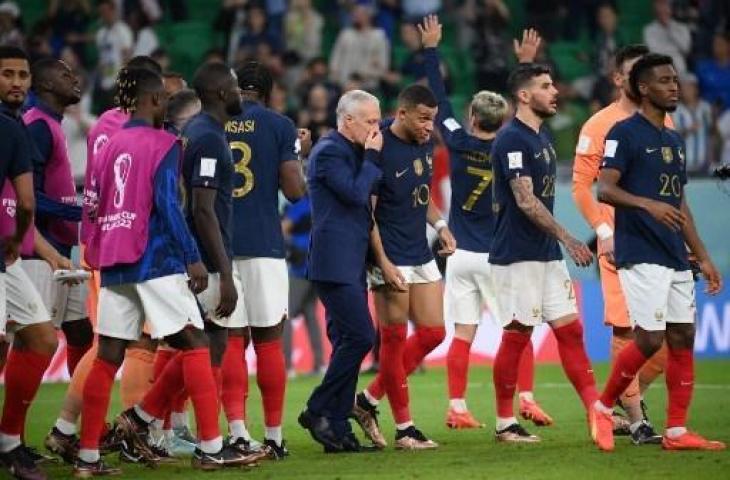 Potret pelatih Didier Deschamps bersama pemain Timnas Prancis usai lolos ke perempat final Piala Dunia 2022. (AFP)