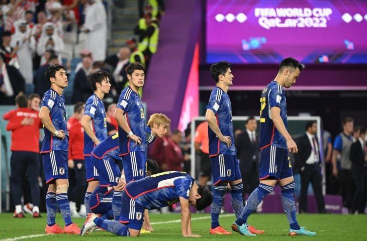 Reaksi pemain Jepang setelah kalah dalam adu penalti lawan Kroasia dalam Piala Dunia 2022 di Stadion Al-Janoub di Al-Wakrah, selatan Doha pada 5 Desember 2022. (AFP/Andrej Isakovic)