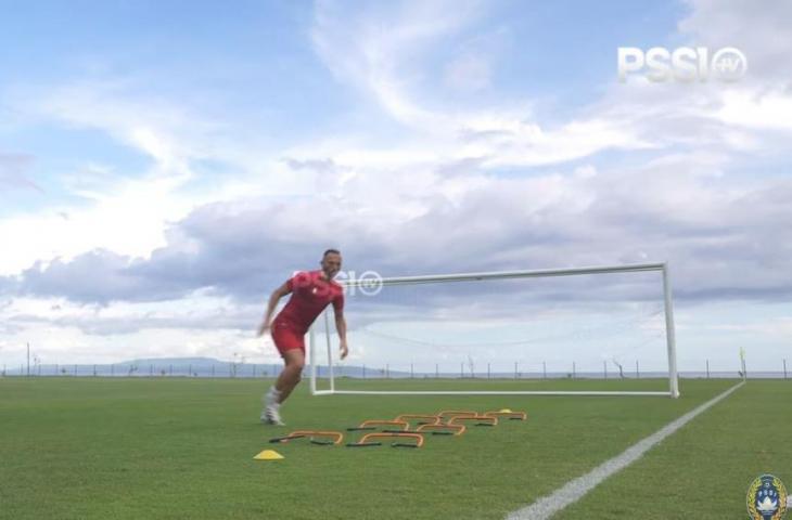 Ilija Spasojevic jalani latihan bersama Timnas Indonesia. (YouTube/PSSI)