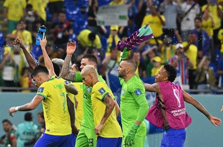 Pemain Timnas Brasil usai kalahkan Korea Selatan di babak 16 besar Piala Dunia 2022. (AFP/NELSON ALMEIDA)