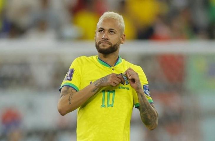 Penyerang Brasil, Neymar, jalan-jalan pakai sandal jepit usai mengalahkan Korea Selatan di babak 16 besar Piala Dunia 2022 di Stadion 974 di Doha pada 5 Desember 2022. (AFP/Odd Andersen)