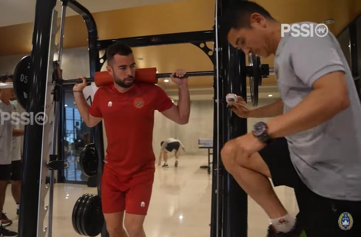 Gerakan latihan Jordi Amat dibenarkan oleh pelatih fisik timnas Indonesia, Shin Sang-gyu. (YouTube/PSSI TV)