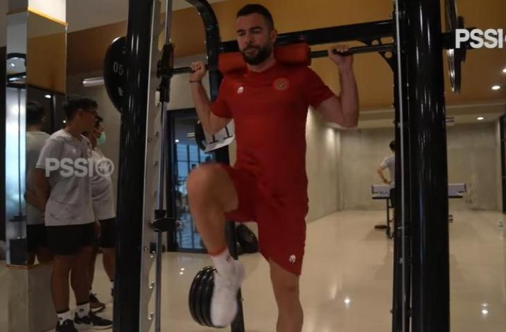 Gerakan latihan Jordi Amat dibenarkan oleh pelatih fisik timnas Indonesia, Shin Sang-gyu. (YouTube/PSSI TV)