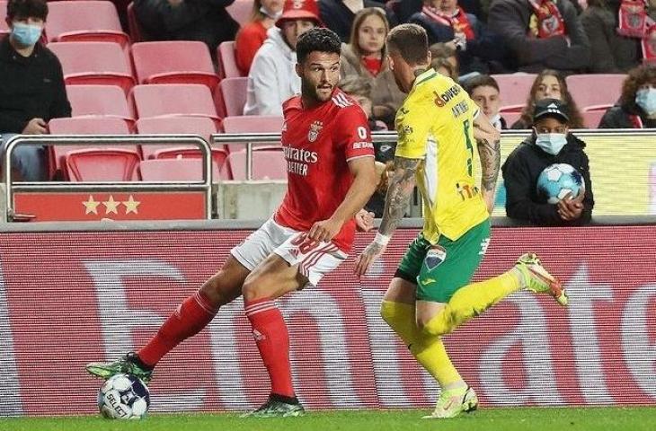 Pemain Benfica yang juga membela Timnas Portugal, Goncalo Ramos saat berebut bola dengan lawan. (Instgram/@goncaloramos88)