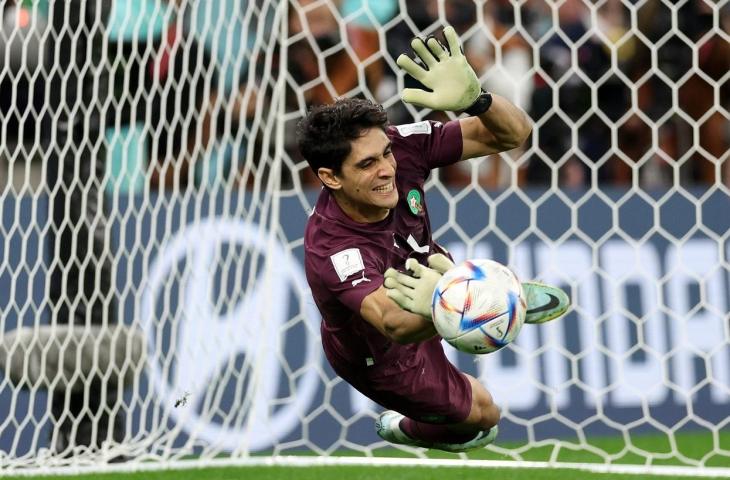 Kiper Timnas Maroko, Yassine Bounou saat menepis tendangan penggawa Spanyol dalam adu penalti di Stadion Education City, Selasa (6/12/2022). (Twitter/@fifaworldcup_es)