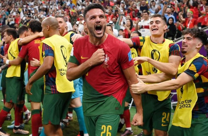 Kegembiraan Timnas Portugal yang berhasil lolos ke perempat final Piala Dunia 2022 usai menaklukkan Swiss, 6-1 di Stadion Lusail, Rabu (7/12/2022) dini hari WIB. (Twitter/@FaktaSepakbola)