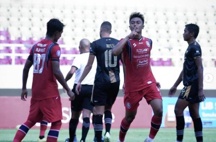 Rizky Dwi Febrianto cetak satu gol saat Arema FC kalahkan Dewa United 2-0 dalam lanjutan Liga 1 2022. (Dok. Arema FC)