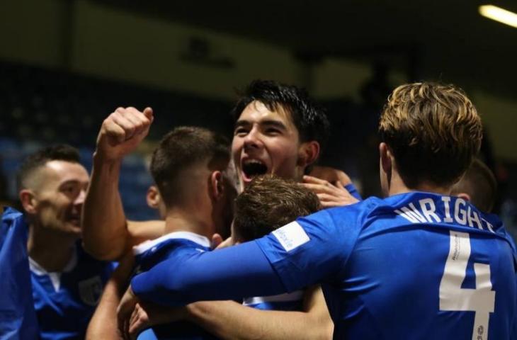 Elkan Baggott merayakan kemenangan bersama pemain Gillingham FC. (dok.Gillingham FC)