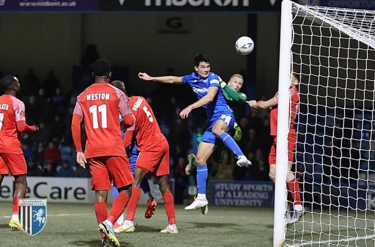 Momen bek Timnas Indonesia, Elkan Baggott mencetak gol saat Gillingham FC taklukkan Dagenham & Redbridge 3-2 dalam laga ulangan putaran kedua Piala FA 2022-2023, Jumat (9/12/2022) dini hari WIB. [Twitter/@TheGillsFC]
