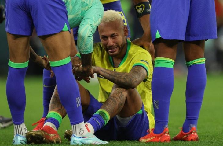 Penyerang Brasil, Neymar, bereaksi setelah timnya kalah dari Kroasia dalam pertandingan perempat final Piala Dunia Qatar 2022 di Education City Stadium di Al-Rayyan, barat Doha, pada 9 Desember 2022. (Adrian Dennis/AFP)