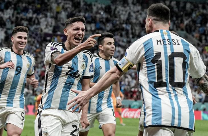 Nahuel Molina mencetak gol untuk Argentina saat mengahapi Belanda pada perempat final Piala Dunia 2022 di Stadion Ikonik Lusail, Qatar, Sabtu (10/12/2022). (Twitter/@footballdaily)