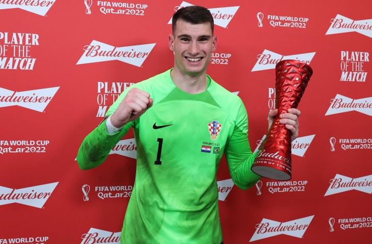 Kiper Kroasia, Dominik Livakovic menjadi Man of The Match (MOTM) dalam pertandingan Kroasia vs Brasil perempat final Piala Dunia 2022, di Stadion Education City, Qatar, Jumat (9/12/2022). (Twitter/@FaktaSepakbola)