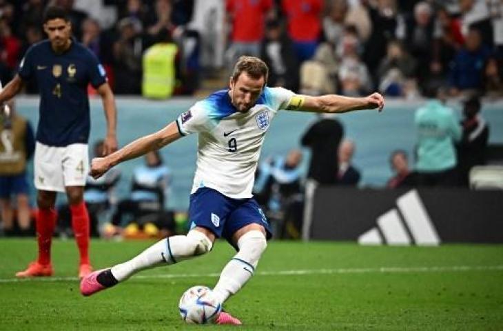 Harry Kane gagal eksekusi penalti saat Inggris kalah lawan Prancis 1-2 di perempat final Piala Dunia 2022. (AFP)