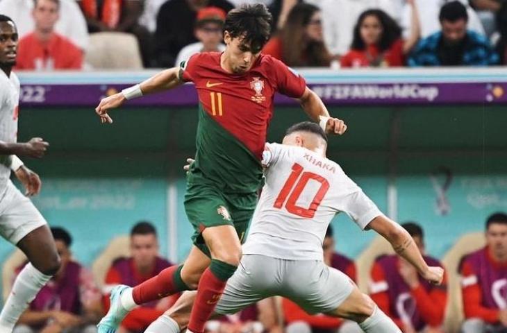 Pemain sayap, Joao Felix saat beradu kuat dengan pemain Timnas Swiss, Granit Xhaka di Piala Dunia 2022. (Instagram/@joaofelix79)