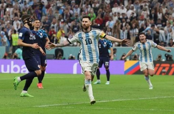 Selebrasi penyerang Argentina, Lionel Messi usai cetak gol lewat penalti ke gawang Kroasia di semifinal Piala Dunia 2022. (AFP)