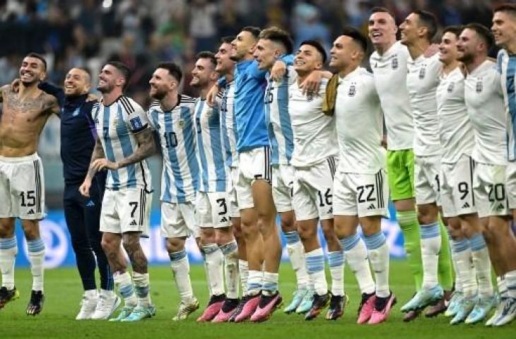 Selebrasi pemain Argentina usai lolos ke final Piala Dunia 2022. (AFP)