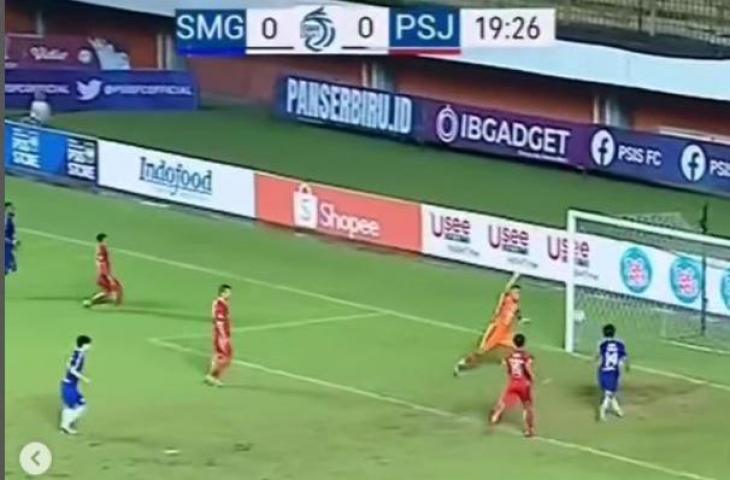 offside PSIS Semarang ke gawang Persija Jakarta. (Screenshot/Vidio.com)