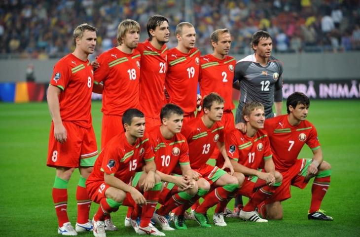 Timnas Belarus berpose sebelum pertandingan melawan Rumania pada Kualifikasi Euro 2012 di National Arena Stadium, Bucharest, 7 Oktober 2011. (AFP/Daniel Mihailescu)