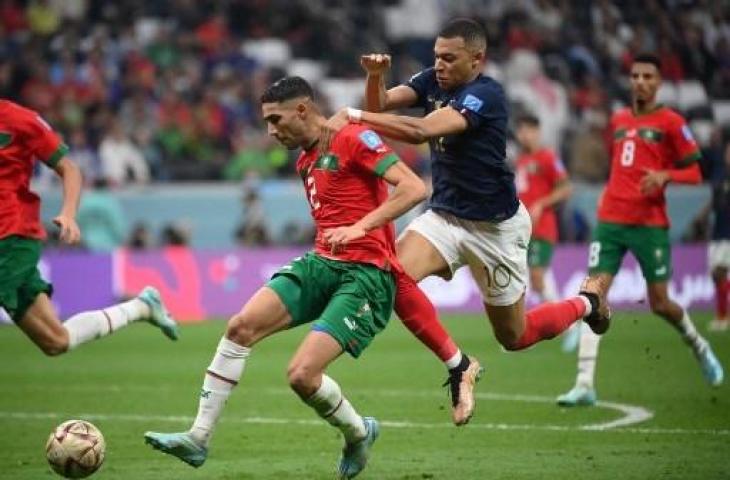 Potret duel Kylian Mbape dengan Achraf Hakimi saat laga Prancis vs Maroko di semifinal Piala Dunia 2022. (AFP)