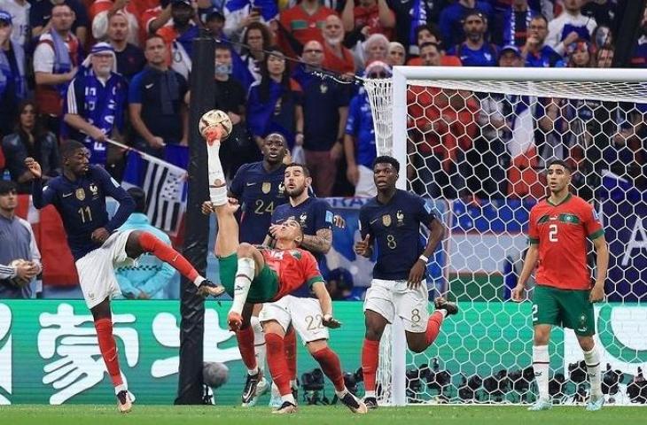 Pemain Timnas Maroko membuat tendangan ke gawang Prancis dalam semifinal Piala Dunia 2022, di Stadion Al-Bayt, Doha, Qatar, Kamis (15/12/2022). (Instagram/@team_of_morocco)