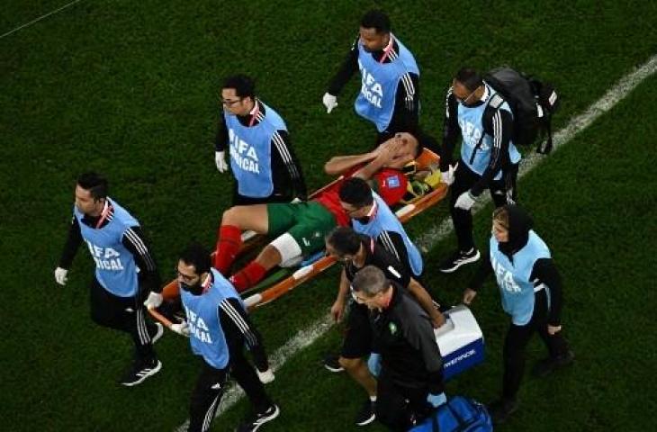 Bek Timnas Maroko, Romain Saiss mengalami cedera saat lawan Prancis di semifinal Piala Dunia 2022. (AFP)