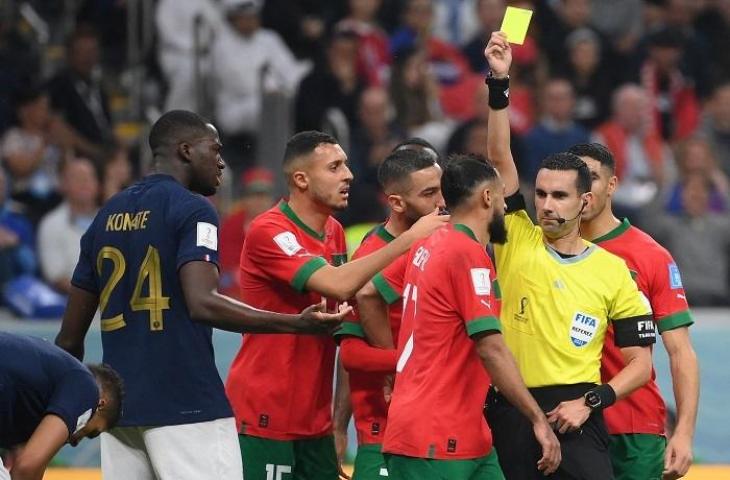 Wasit Cesar Ramos keluarkan kartu kuning di laga Prancis vs Maroko di semifinal Piala Dunia 2022. (FRANCK FIFE / AFP)