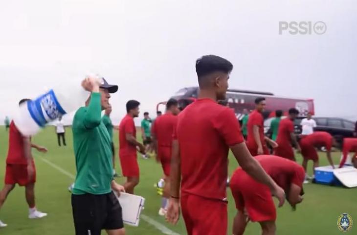 Aksi Shin Tae-yong pukul pemain pakai botol. (YouTube/PSSI TV)