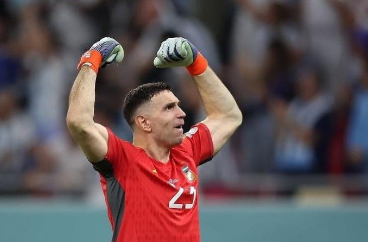 Emiliano Martinez melakukan selebrasi setelah Argentina lolos ke final Piala Dunia 2022. (Instagram/@emi_martinez26)