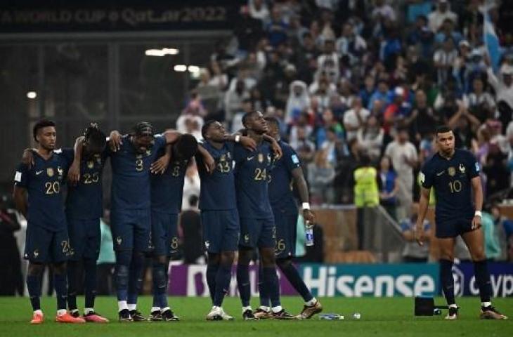 Kylian Mbappe dan pemain Timnas Prancis tertunduk lesu usai gagal juara Piala Dunia 2022. (AFP)