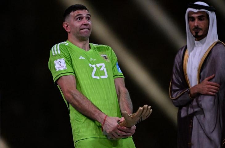 Kiper Argentina, Emiliano Martinez, berpose dengan penghargaan Sarung Tangan Emas FIFA usai final Piala Dunia Qatar 2022 melawan Prancis di Stadion Lusail di Lusail, utara Doha pada 18 Desember 2022. (AFP/Kirill Kudryavtsev)